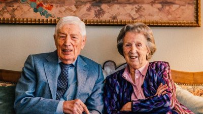 荷兰93岁前首相范阿赫特选择与妻子尤洁妮一起去世。（图取自拉德堡德大学）