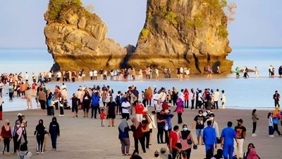 许多民众及游客趁著退潮，步行至对岸的小岛拍照打卡。