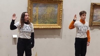 活动团体“粮食反击”的两名成员，周六在法国第戎的美术博物馆，向印象派大师莫奈1872年的名画《Le Printemps》泼汤汁，随后被警方逮捕。（图取自“粮食反击”X帐号）