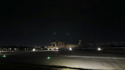 以色列周一宣布在加沙南部城市拉法成功营救两名人质。图为一架军用直升机降落在特拉维夫郊区拉马特甘的特尔哈肖默医院内的舍巴医疗中心。（图取自以色列陆军/法新社）