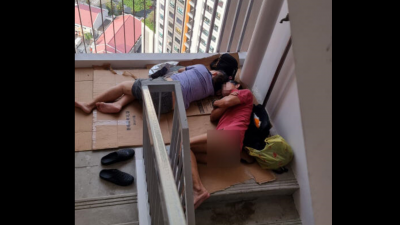 阿叔与女友露宿楼梯，引起居民不满。 （取自网路）