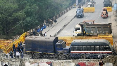 印度安全部队在新德里与北方邦边境，设置水泥和钢铁路障，阻止农民到首都示威抗议。（图取自法新社）