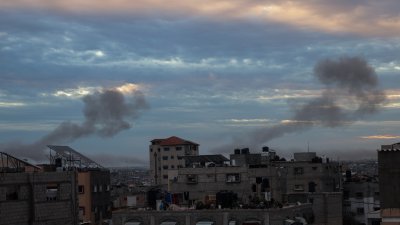 加沙最后的所谓“安全区”拉法，周二持续受到以军轰炸，黑烟冉冉飘起。（图取自法新社）