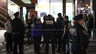 美国纽约市布朗克斯区的伊甸山大道地铁站，周一发生枪击事件，警方在事发后赶到现场调查。（图取自法新社）