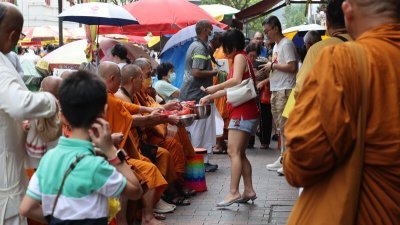 15僧人在新加坡四马路观音堂附近“集体化缘”。