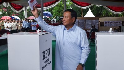 现任国防部长、大热总统候选人普拉博沃已经表明将继续推动佐科的政策。图为普拉博沃周三在西爪哇茂物的一个投票站投票。（图取自法新社）
