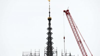 当地时间2月12日起，巴黎圣母院塔尖部分的脚手架开始被陆续拆除，塔尖得以“初露芳容 ”。图为2月13日拍摄的塔尖及公鸡风向标。（图取自中新社）