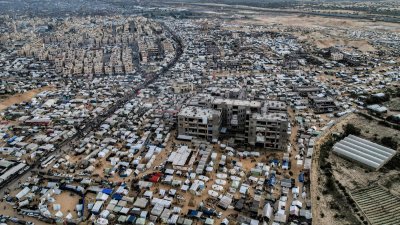 加沙地带各地的巴勒斯坦人为躲避以色列的地面攻击和空中轰炸，逃到埃及边境附近的拉法，当地搭起了大量安置难民的帐篷。（图取自法新社）
