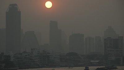 曼谷周四的空气污染PM2.5悬浮颗粒浓度为158微克/立方米，连炽热的太阳都黯淡下来了。（图取自法新社）
