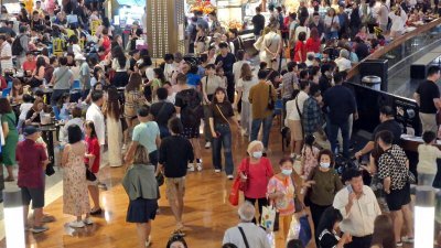 金沙购物商场出现大批人潮。