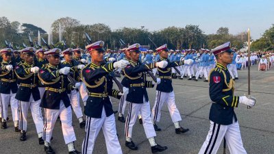 缅甸军政府士兵本月12日在首都内比都，纪念该国联邦日77周年的仪式上进行阅兵。（图取自法新社）