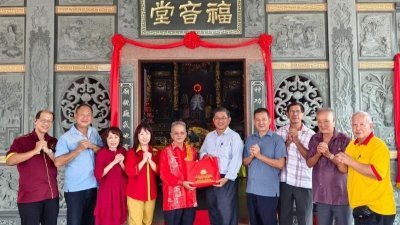 张锦昌（左5起）移交新春贺仪予陈福源。