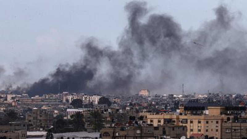 加沙地带南部城市汗尤尼斯周四持续遭到以色列轰炸，浓浓黑烟从建筑中冒出。（图取自法新社）