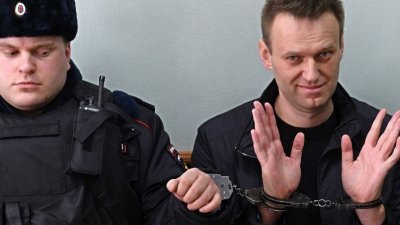 俄罗斯反对派领袖纳瓦尔尼（右）因被广泛认为具有政治动机的指控，被判坐牢19年。（图取自法新社）