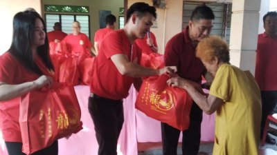 施赠贫老活动中分派110份新年红包以及必需品给村民, 左起为谢欣玫县议员、颜建荣村长和黄亚祥县议员。