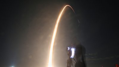 SpaceX的“猎鹰9”火箭，周四从佛罗里达州卡纳维拉尔角的肯尼迪太空中心发射升空，执行“奥德修斯”在月球登陆的任务。（图取自法新社）