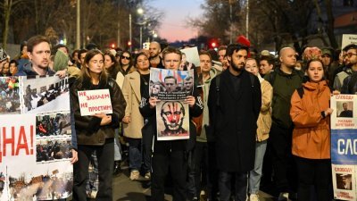 俄罗斯反对派领袖在北极监狱去世后，民众在贝尔格莱德的俄罗斯大使馆外举行示威活动。（图取自法新社）