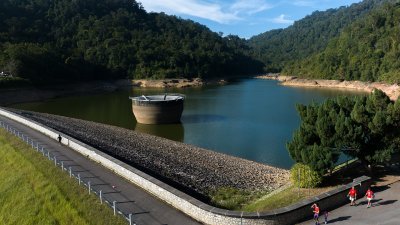槟州供水机构首席执行员巴玛纳登指出，截至本月16日，亚依淡水坝有效水量仍为32.4%，比较与11天前，仅仅下降0.4%。每日下降少于0.04%。