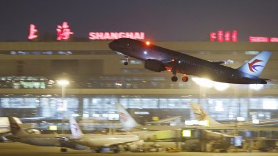中国东航的全球首架C919大飞机，周五晚从中国上海市虹桥机场起飞，前往新加坡樟宜国际机场。（图取自中新社）