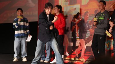 贾玲日前携电影《热辣滚烫》的主创团队现身上海，为这部她自导自演的新片进行路演宣传，期间还现场表演拳击。（图取自中新社）