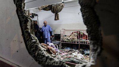 加沙南部汗尤尼斯的纳赛尔医院，在去年12月已遭到以军袭击，儿童病房的墙面被炸出大洞。（法新社档案照）