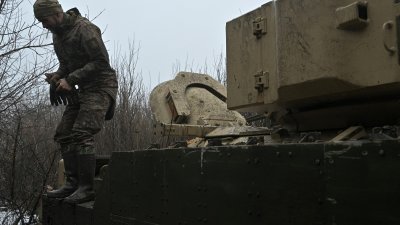 乌克兰第47机械化旅的一名军人，2月11日在距离顿涅茨克地区阿夫迪夫卡不远处准备作战。（图取自法新社）