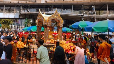 春节期间，大量中国游客到泰国旅游。在曼谷网红景点四面佛，大批中国游客参拜打卡。（图取自中新社）