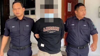 男嫌犯（中）周日被带往峇株巴辖地庭申请延扣。（图取自《每日新闻》）