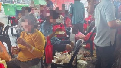 一些出席霹雳州政府大团拜的群众，享用美食后将餐具弃原地，破坏环境卫生且碍眼。（取自太平火箭面子书）