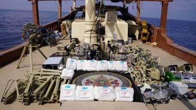 美国中央司令部于上周四发布的图片显示，称一批伊朗武器运往也门的“青年运动”，其海军于1月28日从阿拉伯海一艘船上缴获了这些武器。（图取自法新社）
