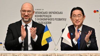 日本首相岸田文雄（右）周一接待来访的乌克兰总理什米加尔，双方讨论乌克兰的重建问题。（图取自法新社）
