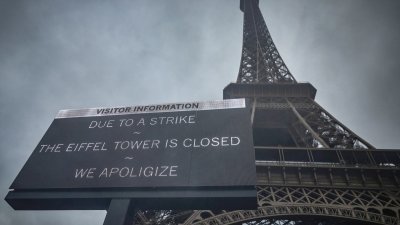 法国巴黎地标埃菲尔塔前的电子告示牌显示，埃菲尔塔因全国性罢工关闭，并就此道歉。（图取自法新社）