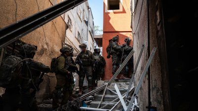 以色列军方周二发布士兵在加沙地带一个未具体地点，进行地面行动的照片。（图取自以色列军方/法新社）