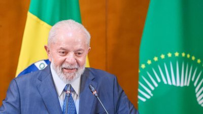 巴西总统卢拉近日在埃塞俄比亚，出席非洲联盟峰会。他对以巴战争发表的言论，引发巴西和以色列间的外交风波，卢拉更因此被以色列视为不受欢迎人物。（图取自路透社）