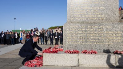 英国外长卡梅伦当地时间周一造访乌克兰群岛，成为30年来首位踏上该岛的英国外长，期间他参观了解放纪念碑，向所有在1982年战争中丧生的人致敬。（图取自X/David Cameron）