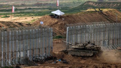 以色列和哈马斯的战斗仍在持续，一辆以色列主战坦克在周一越过边界进入加沙北部。（图取自法新社）