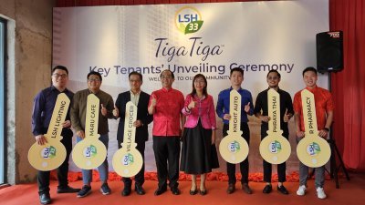 林景清（左4起）和士布爹国会议员郭素沁宣布TigaTiga零售中心的主要租户。