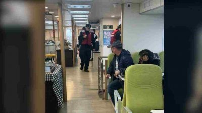 金门“金厦游轮”周一下午遭中国海警强制登船临检，令不少乘客受到惊吓。（图取自TVBS新闻网）