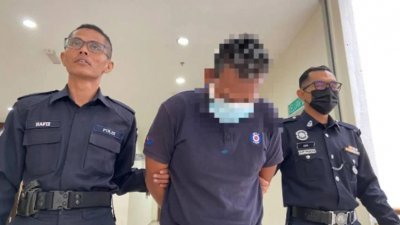41岁被告（中）涉嫌强暴和性侵犯继女，周三在麻坡地庭面控时否认有罪，不获保释。（图取自大都会日报）