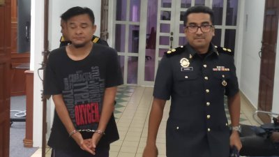 中年泰国男子（左）涉嫌透过改装轿车油箱，装载60公升津贴汽油走私至泰国，周三被提控上太平地庭，并承认有罪。