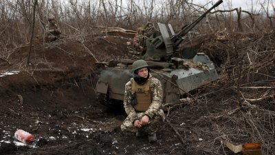 乌克兰陆军第93机械化旅的高射炮手，在顿内茨克地区监视巴赫穆特方向的天空。（图取自法新社）