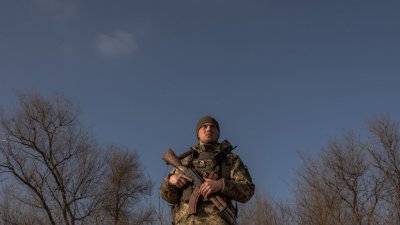 图为日前在乌克兰扎波罗热地区，一名乌克兰军人站岗检查空中的俄罗斯无人机。（图取自法新社）