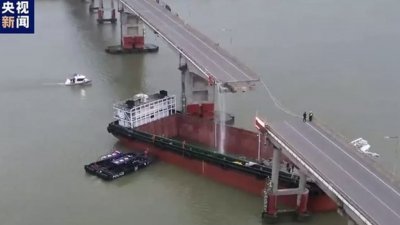 周四一艘空载从佛山开往广州的集装箱船，在航经广州的沥心沙大桥时触碰到桥墩，导致桥面断裂，数量交通工具从桥上掉落。（图取自央视网）
