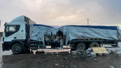 联合国一辆运载粮食的平板卡车，在2月5日前往加沙北部的途中，遭到以色列炮火袭击。（图取自怀特X帐号）