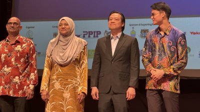 曾敏凯（左3）周四早上为马来西亚教育永续发展会议主持开幕仪式，左为槟岛市长拉詹德兰。