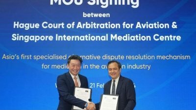 黄纬汉（左）与全会民签署设立亚洲首个航空业调解纠纷机制谅解备忘录。
