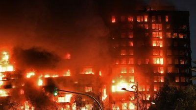 西班牙巴伦西亚一座多层住宅楼当地时间周四发生大火，整座大楼陷入火海，火光骇人。（图取自法新社）