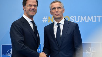 现任北约秘书长斯托尔滕贝格（右）即将于10月卸任，荷兰首相吕特成为继任者的热门人选。（法新社档案照）