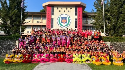 醒狮队伍、五校董事会董事以及华仁中学师生在采青仪式上合影。