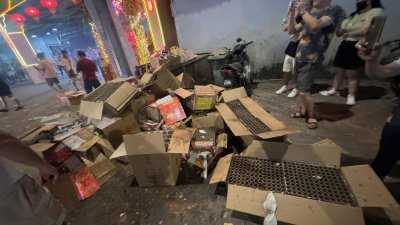 罗海扎呼吁，大众在玩完烟花后，别将盒子留在马路中央，反之集中在一旁，方便垃圾工友清理。